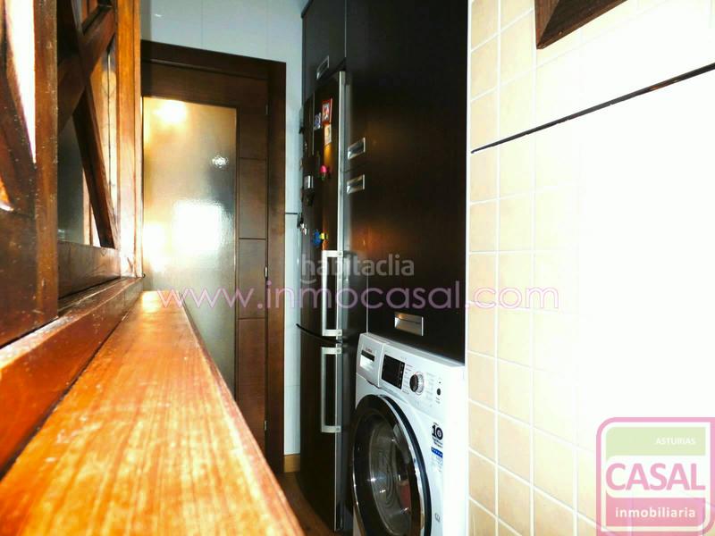 Foto d84ad9ba-c887-4c6c-910b-a865b8051419. Piso dúplex seminuevo en el carbayedo. primera planta, hall, cocina independiente totalmente equipada, amplio salón comedor, dormitorio en Avilés