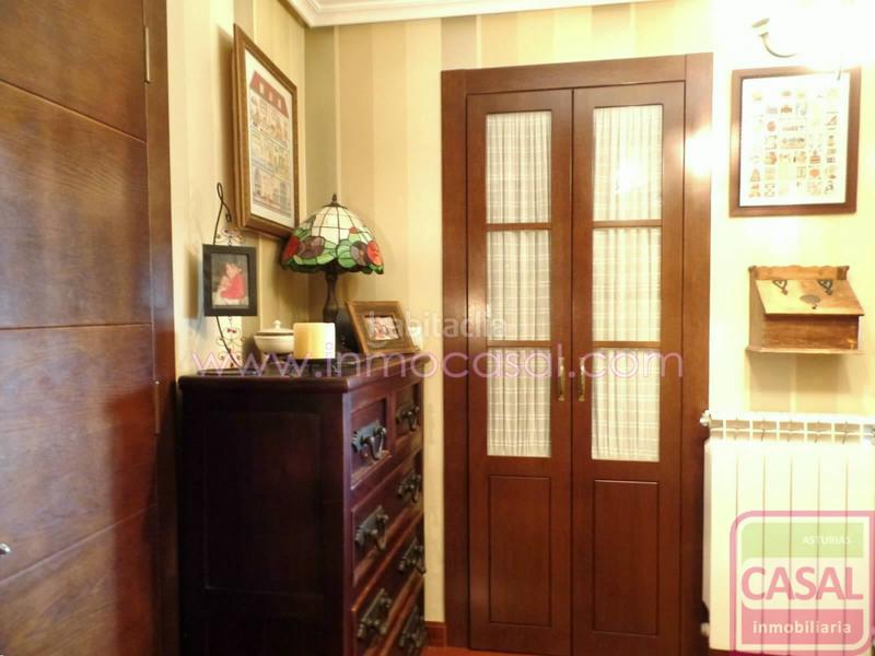 Foto d8bf3270-e2fd-43dd-b786-682b0e92eddf. Piso dúplex seminuevo en el carbayedo. primera planta, hall, cocina independiente totalmente equipada, amplio salón comedor, dormitorio en Avilés