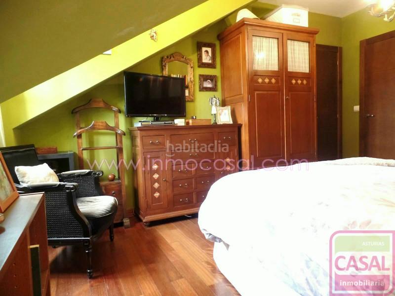 Foto f86f1e06-d3d9-4a1f-a000-0ba2309de22a. Piso dúplex seminuevo en el carbayedo. primera planta, hall, cocina independiente totalmente equipada, amplio salón comedor, dormitorio en Avilés