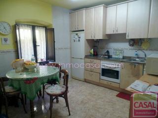 Casa in Zona Rural. Se vende casa de dos plantas pareada y un pequeño terreno frente