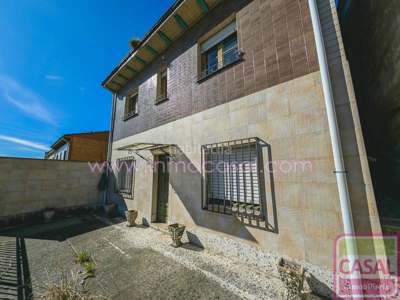 Foto 2a07a1b8-707c-4d89-b171-5bb9578ef7f8. Casa  unifamiliar con terraza, finca urbanizable de 200m2 y garaje. cerca del núcle urbano. increibles vistas. grandes posibilidade en Langreo