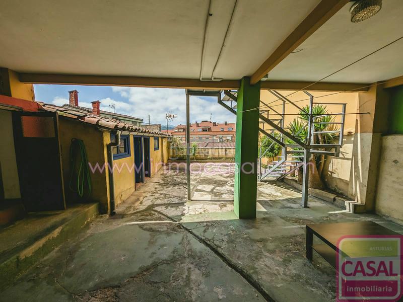 Foto 18d1e9ee-16e7-4c93-bcf9-223a205ab46a. Casa se vende casa La Felguera a escasos metros del centro. se compone de tres dormitorios, salón con salida a soleada terraza y cuarto en Langreo