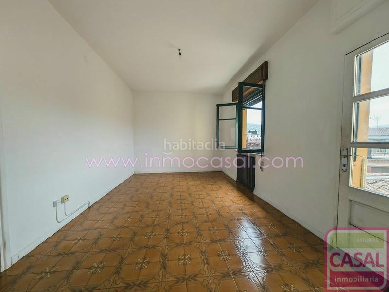 Foto 23bf5b3c-a4b4-40d9-889b-5c7c815a2220. Casa se vende casa La Felguera a escasos metros del centro. se compone de tres dormitorios, salón con salida a soleada terraza y cuarto en Langreo