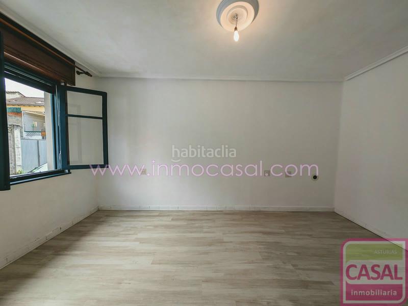 Foto 2daff153-07b4-458a-8227-bac0bdb3821f. Casa se vende casa La Felguera a escasos metros del centro. se compone de tres dormitorios, salón con salida a soleada terraza y cuarto en Langreo