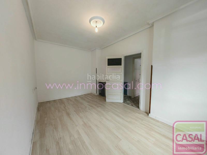 Foto 5b21c928-d485-4543-b963-cf86ec693ffb. Casa se vende casa La Felguera a escasos metros del centro. se compone de tres dormitorios, salón con salida a soleada terraza y cuarto en Langreo