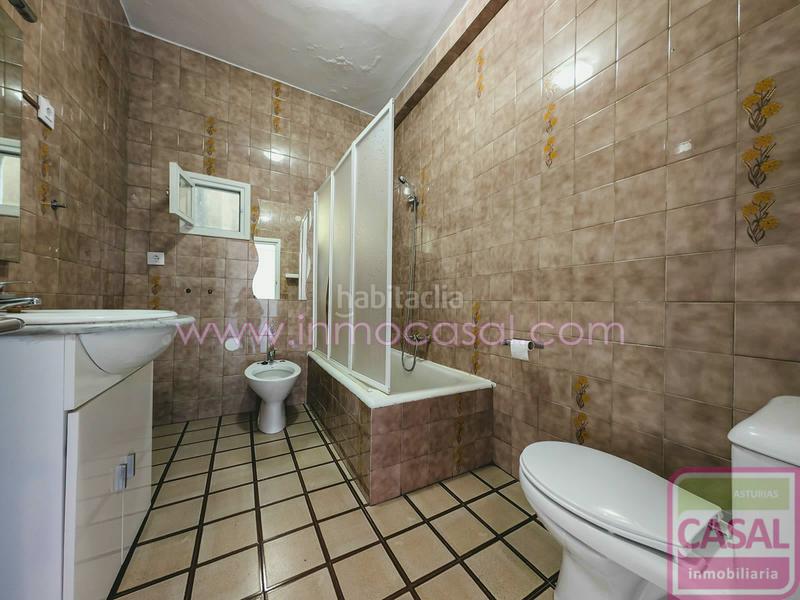 Foto 75fc9c52-6e78-4a54-a9f4-5c2fba2f9d13. Casa se vende casa La Felguera a escasos metros del centro. se compone de tres dormitorios, salón con salida a soleada terraza y cuarto en Langreo