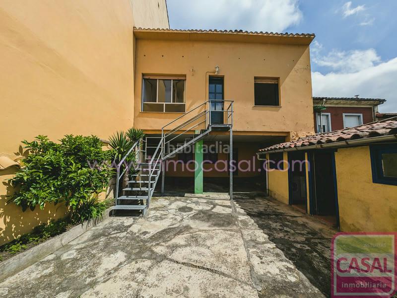 Foto 77d88d24-27ad-4a42-ba27-75fdf54ff1d0. Casa se vende casa La Felguera a escasos metros del centro. se compone de tres dormitorios, salón con salida a soleada terraza y cuarto en Langreo