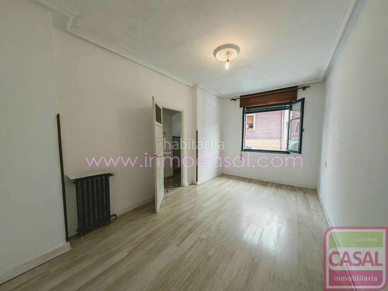 Foto 8763d586-3463-4812-a4ea-dcb5b9af7850. Casa se vende casa La Felguera a escasos metros del centro. se compone de tres dormitorios, salón con salida a soleada terraza y cuarto en Langreo