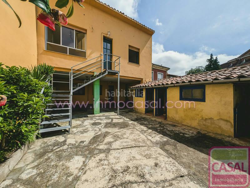 Foto a3f7db8c-ad0d-4c0a-b5f8-97e914740e57. Casa se vende casa La Felguera a escasos metros del centro. se compone de tres dormitorios, salón con salida a soleada terraza y cuarto en Langreo