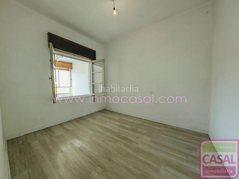 Foto ba6dcb39-aa47-4d1a-8631-e5f5c5e1dbd4. Casa se vende casa La Felguera a escasos metros del centro. se compone de tres dormitorios, salón con salida a soleada terraza y cuarto en Langreo