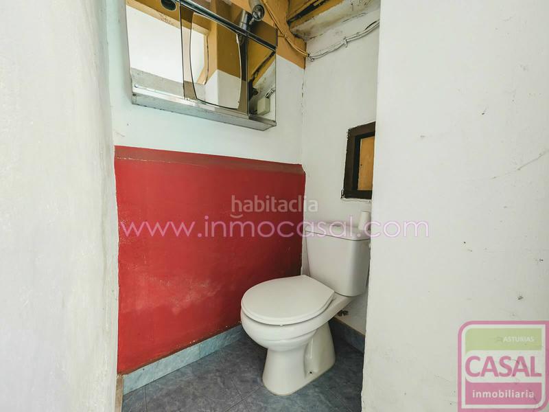 Foto c0f94dad-e5a0-4483-ac90-3ea216e65302. Casa se vende casa La Felguera a escasos metros del centro. se compone de tres dormitorios, salón con salida a soleada terraza y cuarto en Langreo