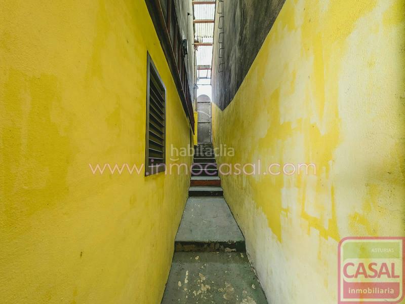 Foto c3634153-2338-4d7c-86fc-f24a4cc0d895. Casa se vende casa La Felguera a escasos metros del centro. se compone de tres dormitorios, salón con salida a soleada terraza y cuarto en Langreo
