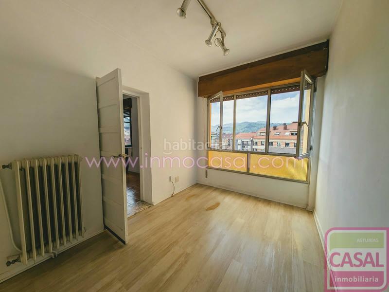 Foto d9bd173b-2989-4e35-9e80-9abb4d2f85a9. Casa se vende casa La Felguera a escasos metros del centro. se compone de tres dormitorios, salón con salida a soleada terraza y cuarto en Langreo