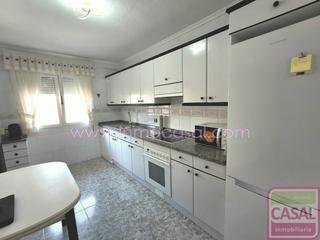 Lloguer Pis a Centro. Alquiler de temporada piso en aviles que se distribuye en cocina