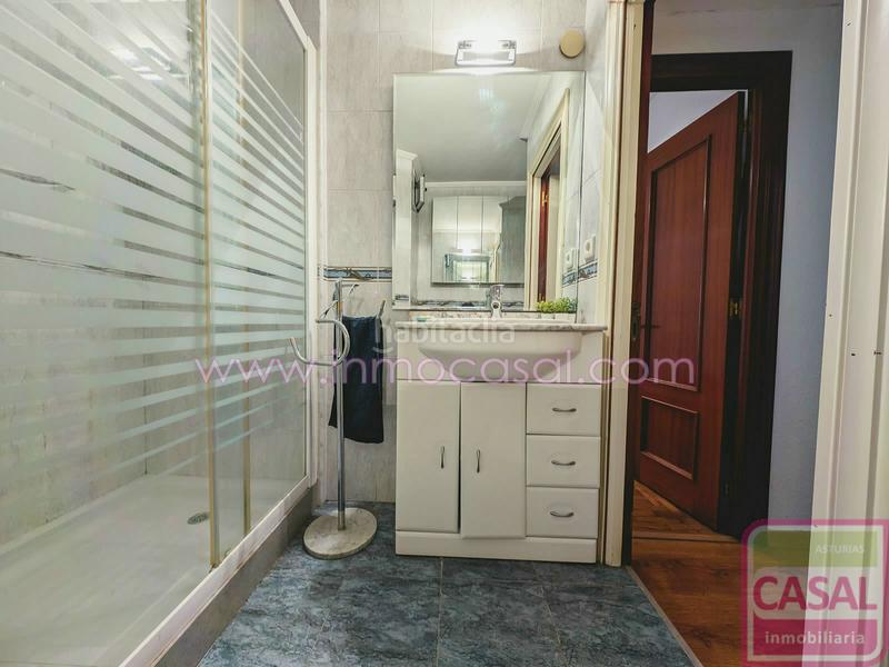 Foto 1bc94189-5edf-43b1-9cea-fd4fe22279aa. Piso casal inmobiliaria presenta en exclusiva esta atractiva propiedad situada en el centro , en la prestigiosa crío san pedro en Oviedo