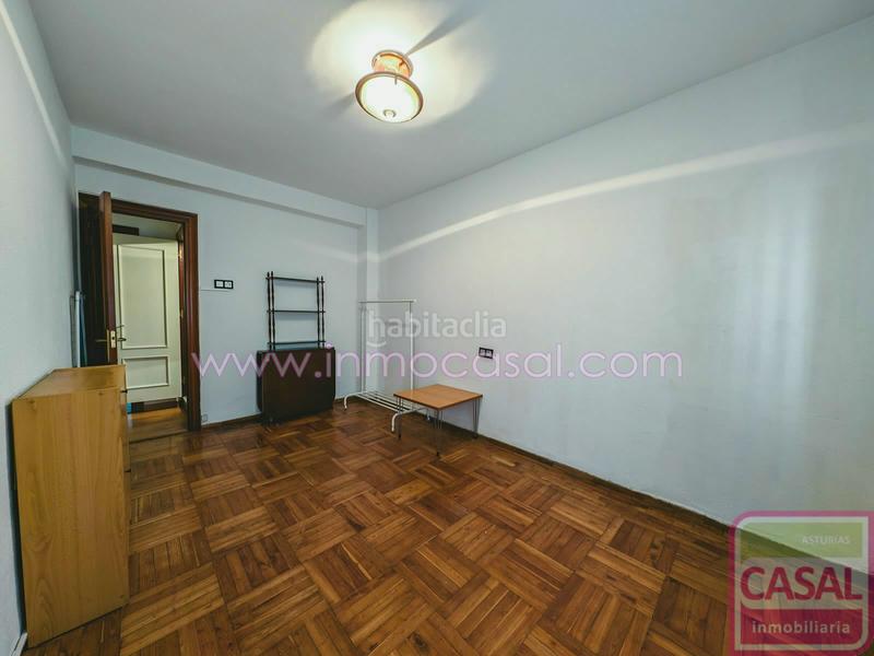 Foto 6a55232b-7686-483e-abec-c9fd5760a25b. Piso casal inmobiliaria presenta en exclusiva esta atractiva propiedad situada en el centro , en la prestigiosa crío san pedro en Oviedo
