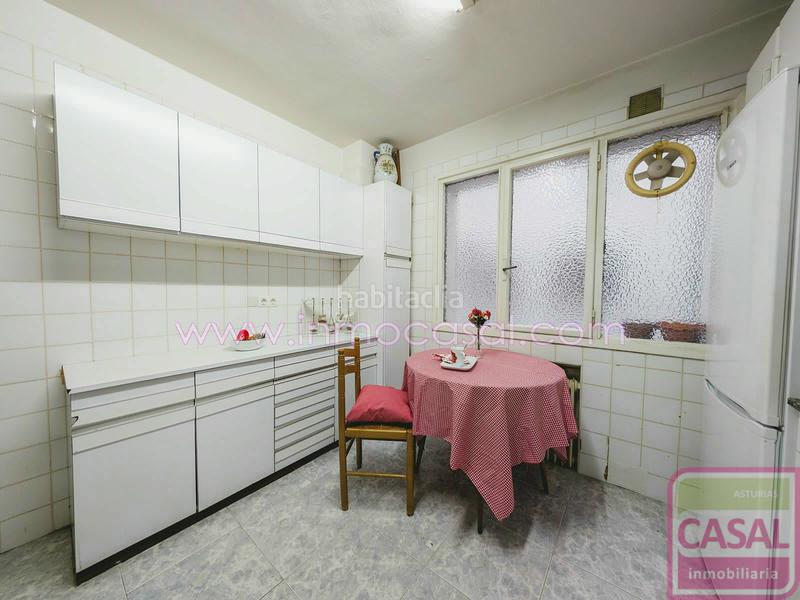 Foto 79f12629-584b-4bb3-bf2b-3cb3586de7ce. Piso casal inmobiliaria presenta en exclusiva esta atractiva propiedad situada en el centro , en la prestigiosa crío san pedro en Oviedo