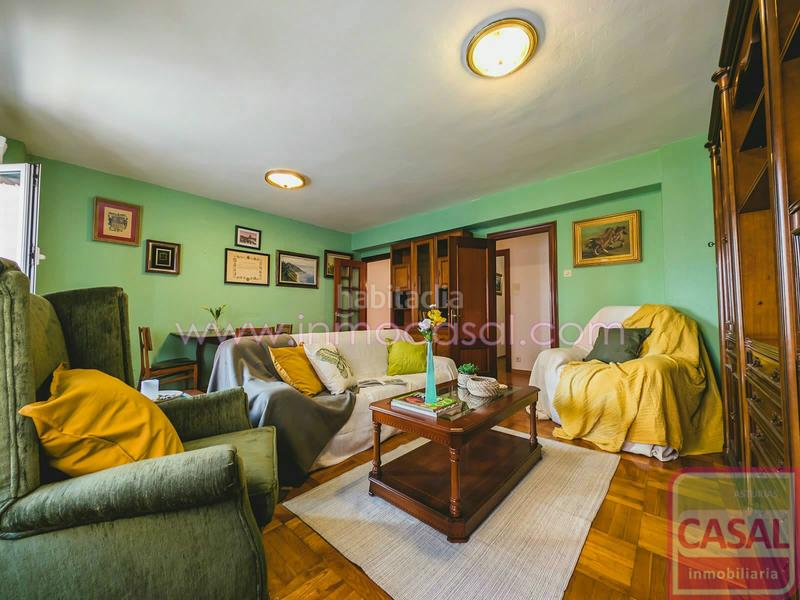 Foto 8b725dbd-b960-4be8-a7de-da9922c78d37. Piso casal inmobiliaria presenta en exclusiva esta atractiva propiedad situada en el centro , en la prestigiosa crío san pedro en Oviedo