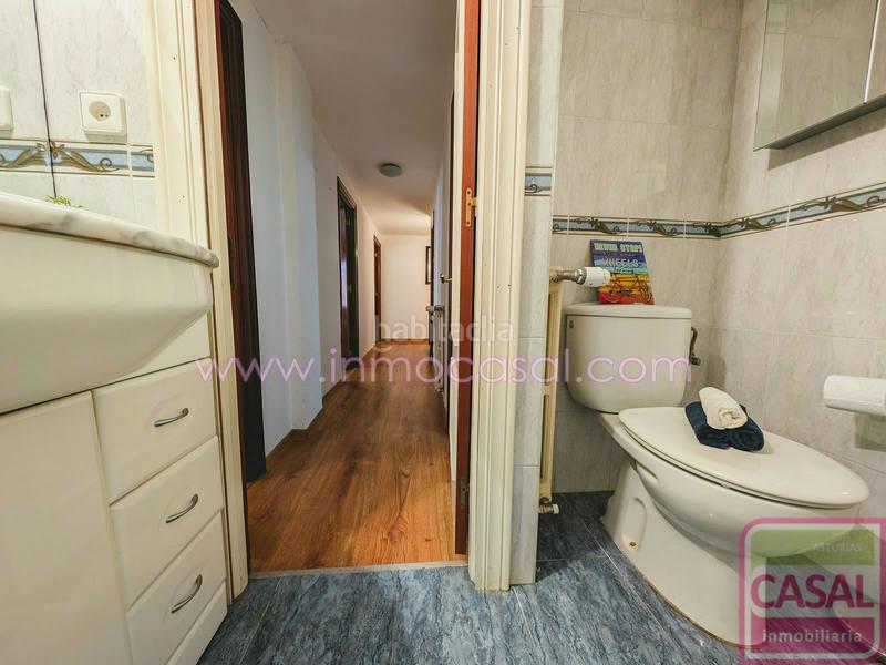 Foto 8d2d6baf-6129-4afa-b1d9-1f90305f5876. Piso casal inmobiliaria presenta en exclusiva esta atractiva propiedad situada en el centro , en la prestigiosa crío san pedro en Oviedo
