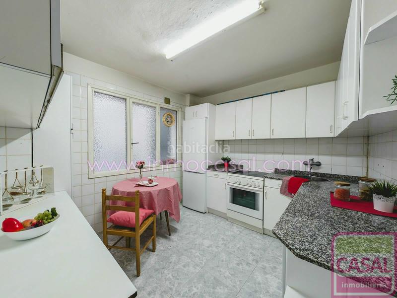 Foto 9f2bf708-7e66-4303-a1ba-303775db8ebc. Piso casal inmobiliaria presenta en exclusiva esta atractiva propiedad situada en el centro , en la prestigiosa crío san pedro en Oviedo