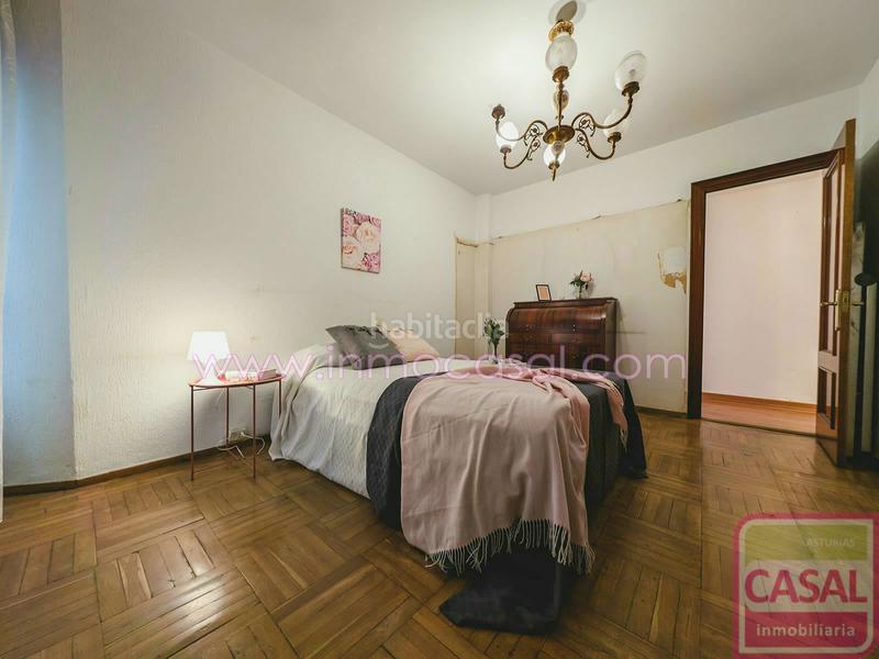 Foto d1c72e03-836e-4121-82f5-7b4387eda4e5. Piso casal inmobiliaria presenta en exclusiva esta atractiva propiedad situada en el centro , en la prestigiosa crío san pedro en Oviedo