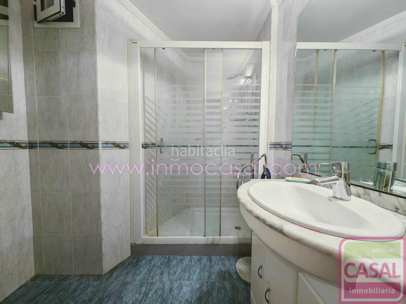 Foto fc5a1450-bff5-44b7-8eec-3250b4bec7bc. Piso casal inmobiliaria presenta en exclusiva esta atractiva propiedad situada en el centro , en la prestigiosa crío san pedro en Oviedo