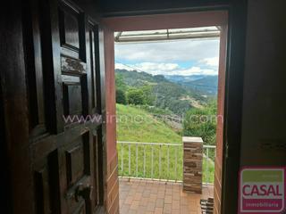 Casa  Casa cima. Se vende casa a 7 kms. del centro de mieres. se distribuye en do