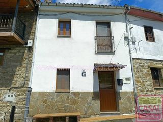 Casa in Aller. Se vende casa adosada en huertomuro.  casa de dos plantas, una h