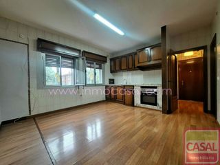 Pis a Santa Marina - Polígono. Piso en venta de tres dormitorios, cocinasalón, y baño, para ref