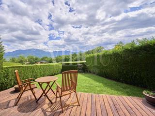 Maison  Perers. Casa esquinera en ger con jardín privado y muy buenas vistas