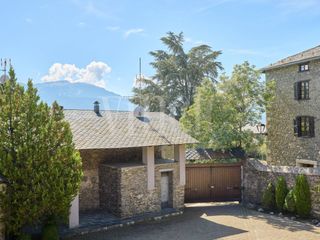 Casa adosada  Calle san galdencio. Casa cantonera en venta en bolvir