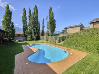 Casa  Segre. Casa en venta con piscina y zona deportiva comunitaria