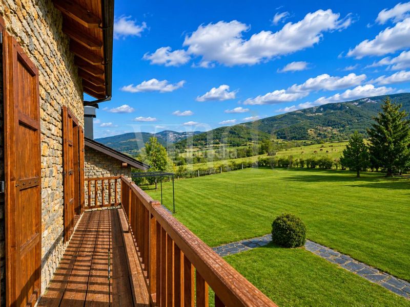 Foto 35475250-8c56-48d6-b454-f5a1b66f5191. Casa adosada casa en venta en vilallobent en Puigcerdà