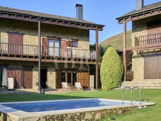 Reihenhaus  Calle de l´esglesia. Casa adosada esquinera en venta en olopte