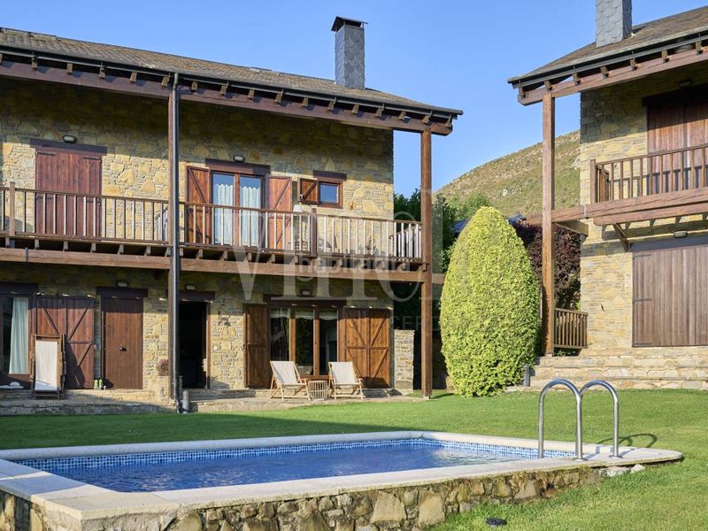 Foto a1e78dc0-e41b-4395-a771-5930360001dd. Casa adossada amb calefacció aparcament piscina a Isòvol