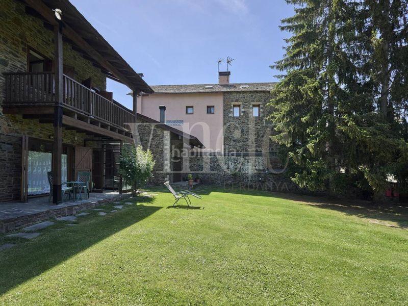 Foto 762f481b-204e-404d-9140-b5a0667b4860. Casa adossada amb calefacció aparcament a Puigcerdà