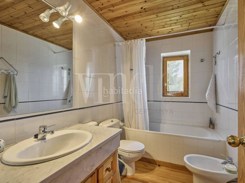 Foto 7dde0ac2-b8c9-45c1-af83-f06b6f477e0e. Casa adossada amb calefacció aparcament a Puigcerdà