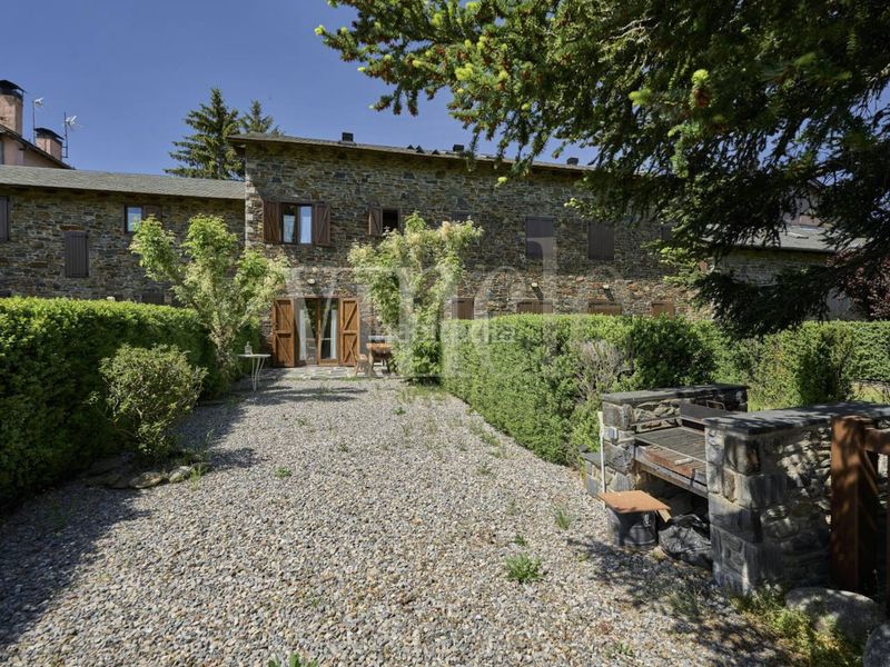 Foto b31b1abf-7a12-4b66-8b15-62ab72335c7d. Casa adossada amb calefacció aparcament a Puigcerdà