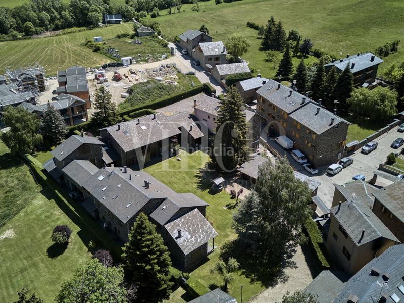 Foto c45ca3c2-19d7-43b4-8784-0f4906cb6b3b. Casa adossada amb calefacció aparcament a Puigcerdà