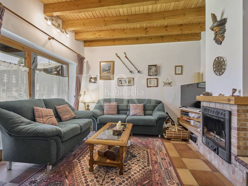 Foto cebdc02c-eed5-4fc2-86d8-d7e2c707590a. Casa adossada amb calefacció aparcament a Puigcerdà