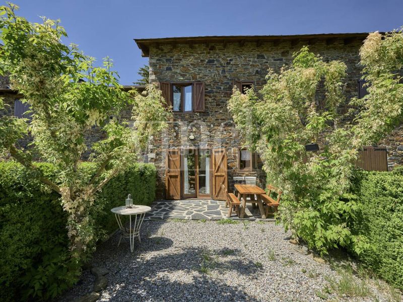 Foto ef552f06-55e8-40e8-a76f-262e7f656e47. Casa adossada amb calefacció aparcament a Puigcerdà