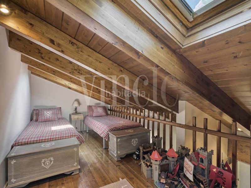 Foto b9de7be2-f48c-4008-b676-56fc0cd605e4. Casa adossada amb calefacció aparcament a Alp