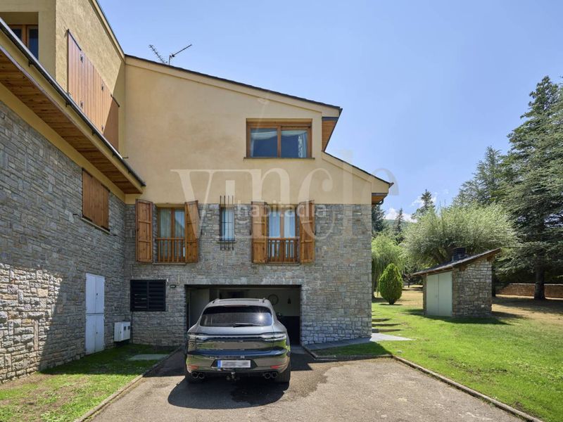 Foto 0bf71d5b-ed17-4aaa-8507-72098307e950. Casa amb calefacció aparcament a Alp