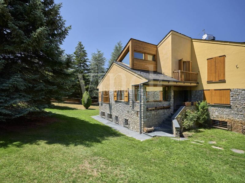Foto 202a2875-43e5-4b56-aebb-43cb92a97e9b. Casa amb calefacció aparcament a Alp