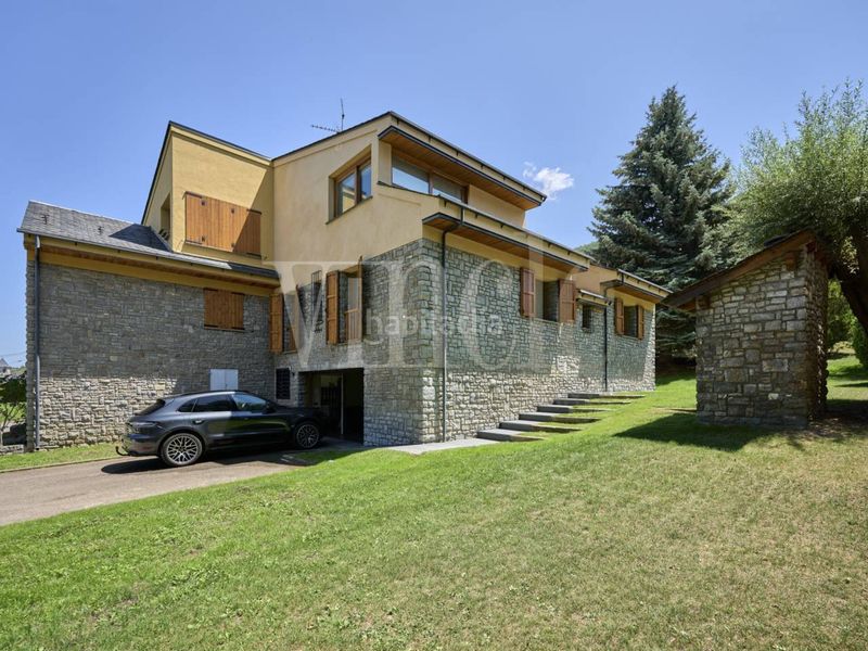 Foto 49f2d7af-fb3c-45db-b3f1-919d4a4b83a6. Casa amb calefacció aparcament a Alp