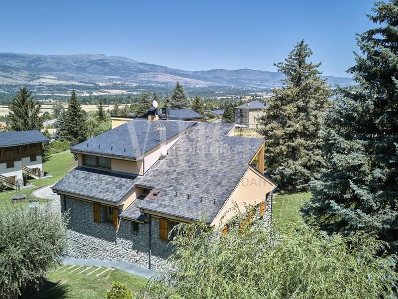 Foto a6ff0820-f401-426c-8c4d-9e36c1fad225. Casa amb calefacció aparcament a Alp