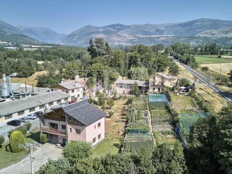 Foto c423fe85-2814-41da-8bf7-d0f6dd8061f0. Casa amb calefacció aparcament a Puigcerdà