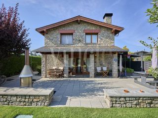 House  Calle lanos. Casa en venta en puigcerdà