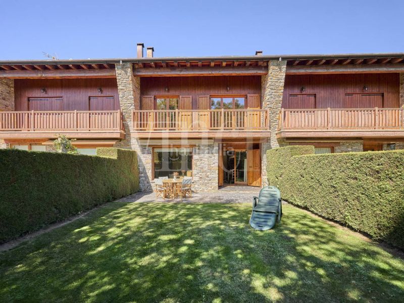 Foto 8b4e3d47-eb19-4dd7-a930-3b681e0f9ce8. Casa adossada amb calefacció aparcament piscina a Llívia