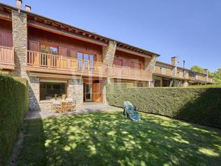 Casa a schiera  Calle de l´esport. Casa adosada en venta en llívia